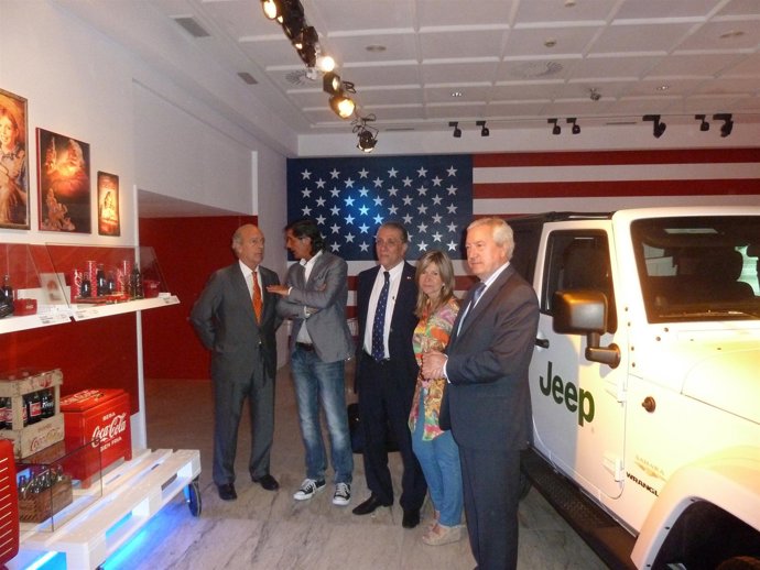 Zapatero, primero por la derecha, en la exposición 'Made In Usa'.