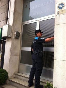 Policía intentando registrar local de vecinos de Milladoiro