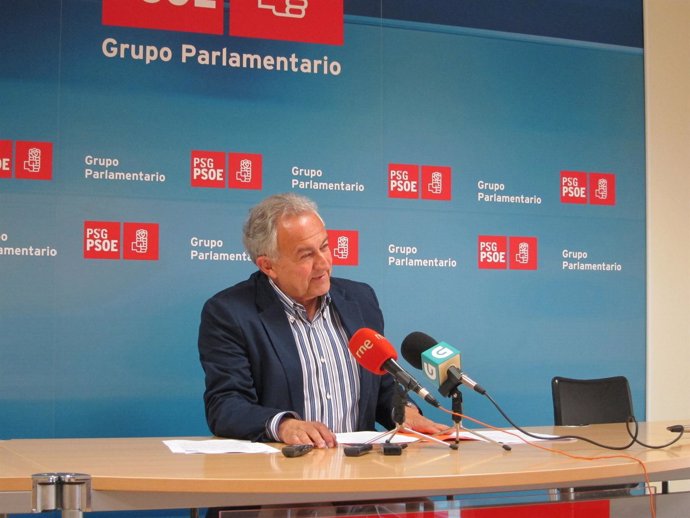 El diputado del PSdeG José Luis Méndez Romeu durante una rueda de prensa