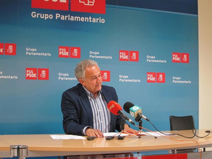 El diputado del PSdeG José Luis Méndez Romeu durante una rueda de prensa