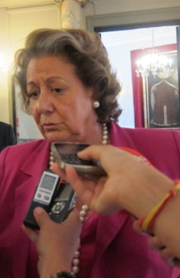 Barberá atendiendo a los periodistas