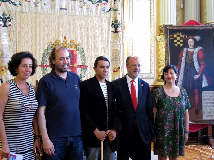 Los Premiados Del Concurso Del 'Día De Los Museos' Con El Alcalde Y La Concejal