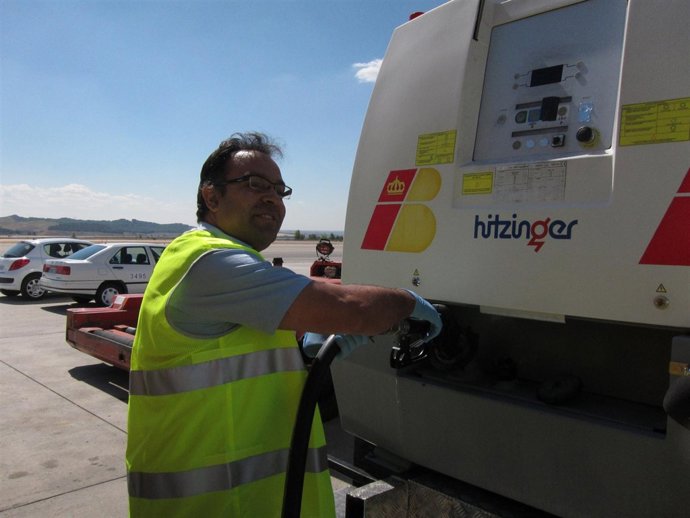 Iberia repostaje de equipos de tierra