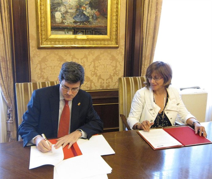 El consejero navarro José Iribas, y la vasca Blanca Urgell.