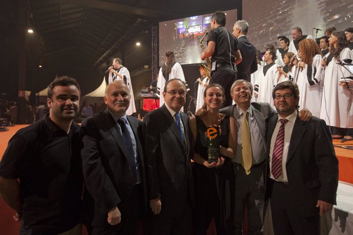 Pla (centro) y otros miembros de CajaSur y de Magán & Molina con el premio