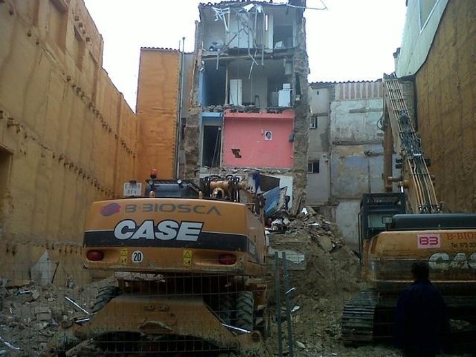 Trabajos Para Retirar Los Edificios Colindantes Al Desplomado En Lleida