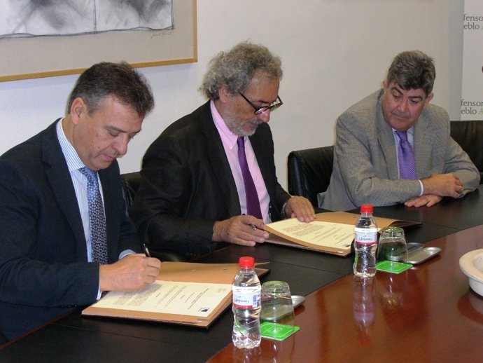 Firma del convenio entre el Defensor Andaluz y Endesa
