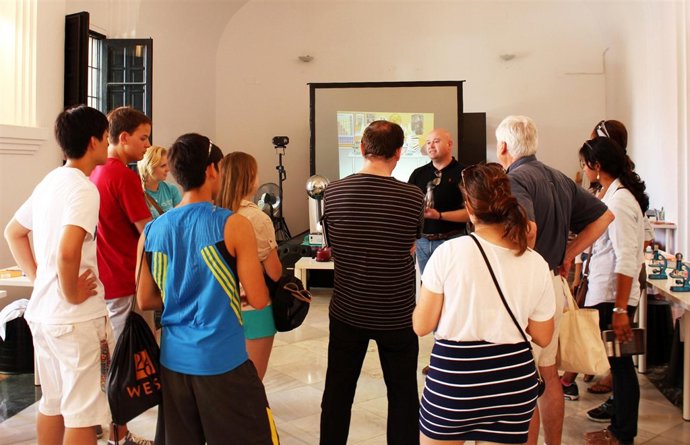 Visita De Estudiantes De La Universidad De Texas A La Casa De La Ciencia