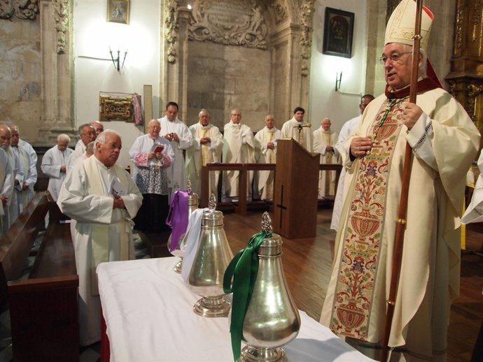 El Obispo De Segovia, Durante La Misa Crismal