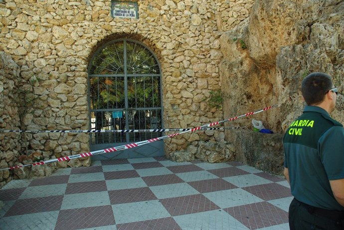Roban en la ermita de la Virgen de la Peña de Mijas