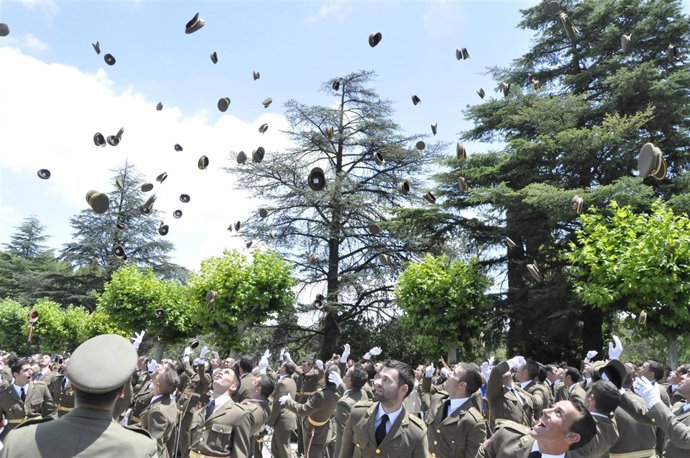 La entrega de despachos de la AGM concluye con el lanzamiento de gorras.