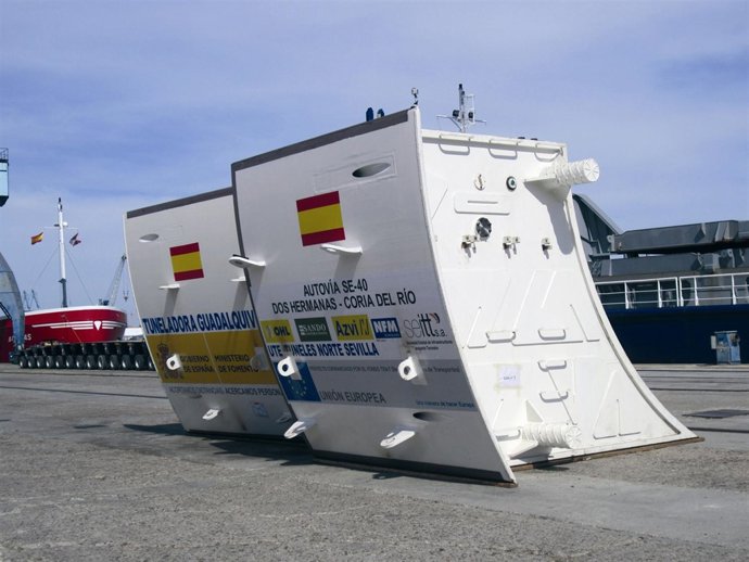 Piezas de la tuneladora en el Puerto de Sevilla.