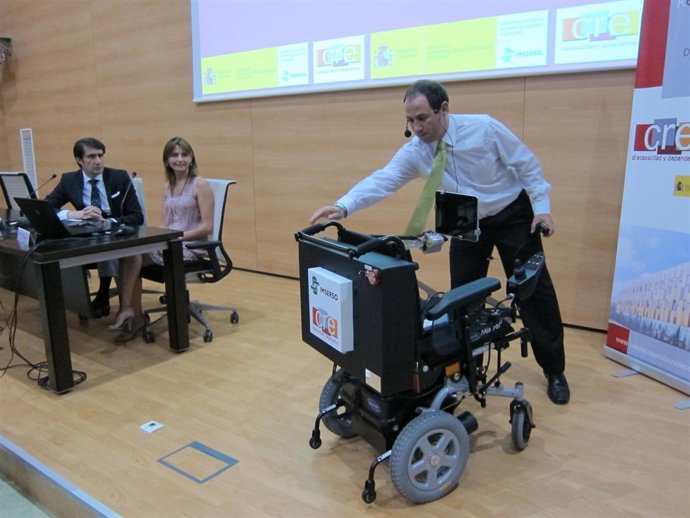 Presentación del brazo robótico que sirve de soporte para las tablets.