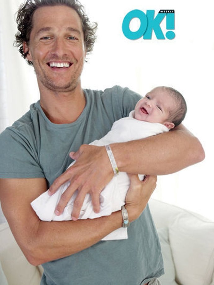 Matthew Mcconaughey con su hijo en brazos