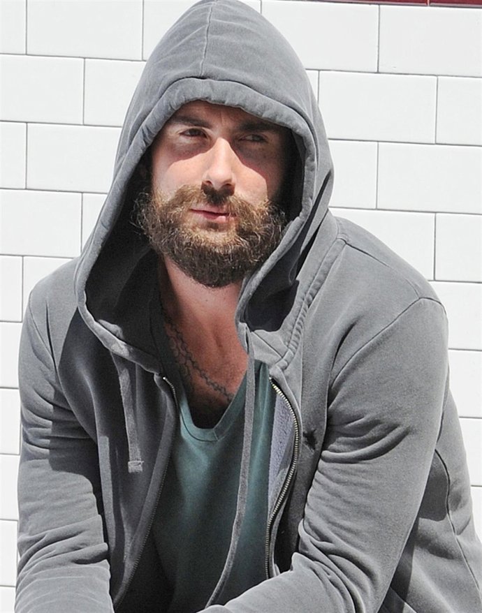 Adam Levine con barba y bigote 