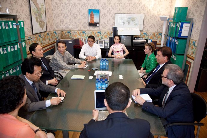 El consejero municipal Jerónimo Blasco con una delegación china de  Chongqing
