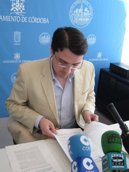 José María Bellido, Lee Unos Papeles En Rueda De Prensa