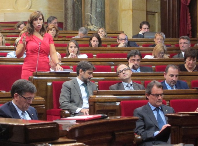 Sesión De Control En El Parlament De Catalunya