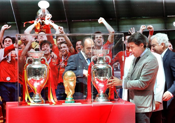 Ignacio González coloca la Eurocopa en la Real Casa de Correos