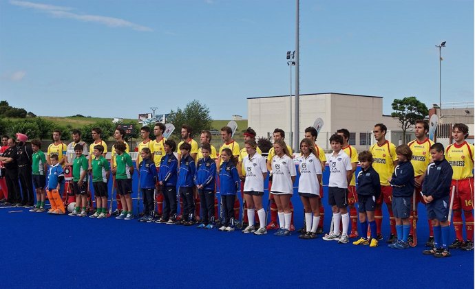 España e India inauguran el campo de hockey hierba de Santander