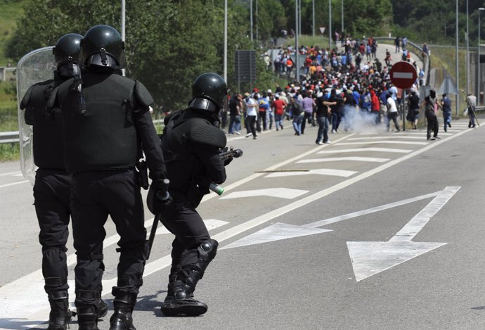 La Guardia Civil Carga Contra Los Mineros En Campomanes (Asturias)