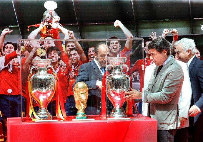Ignacio González coloca la Eurocopa en la Real Casa de Correos