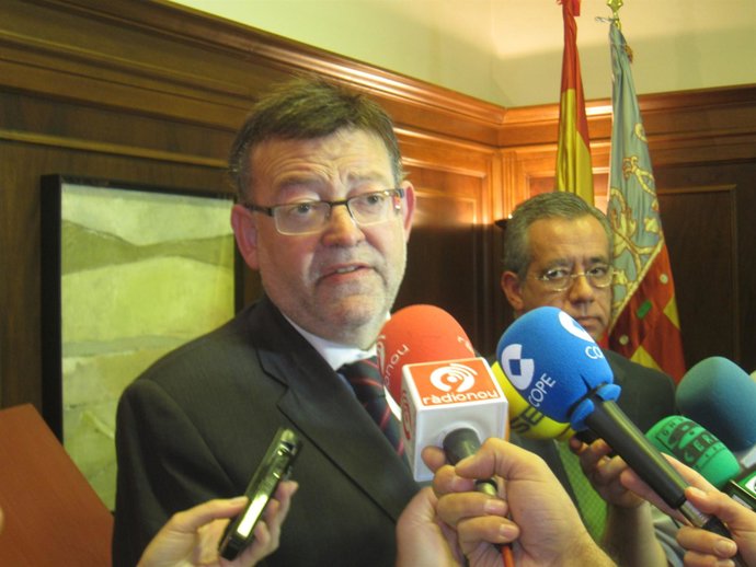 Ximo Puig Atiende A Los Medios Junto A Vicente Garrido
