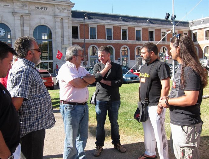 González Visita A Los Trabajadores De Albitrén Acampados En Valladolid