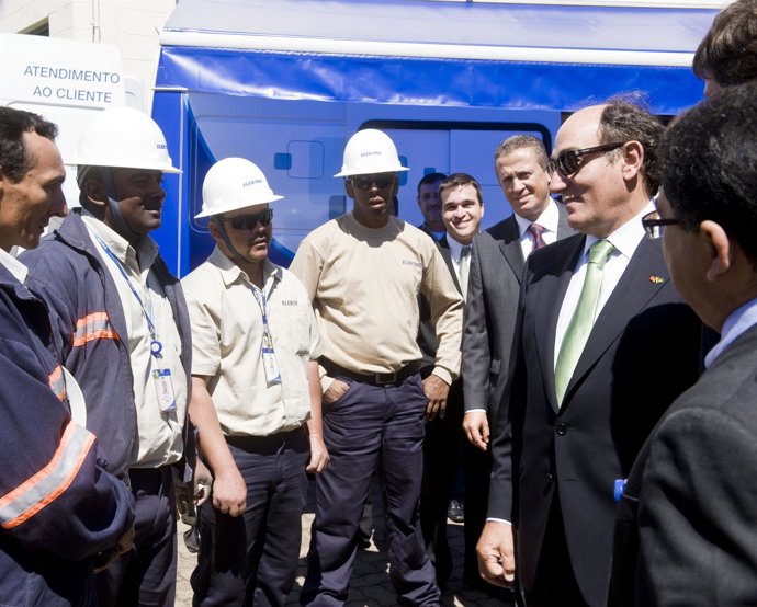 El Presidente De Iberdrola Y Empleados En Brasil
