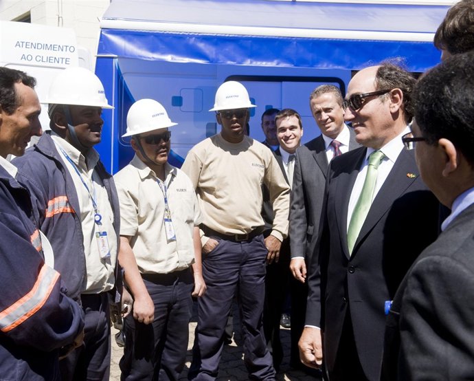 El Presidente De Iberdrola Y Empleados En Brasil