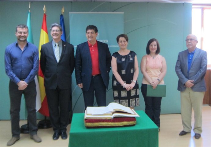 Diego Valderas, junto a los altos cargos de su consejería