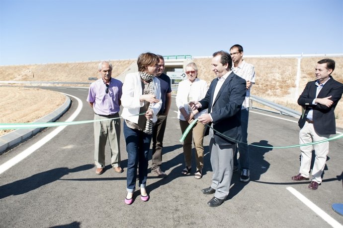 La consejera de Fomento, Elena Cortés, inaugura la variante del Rocío.