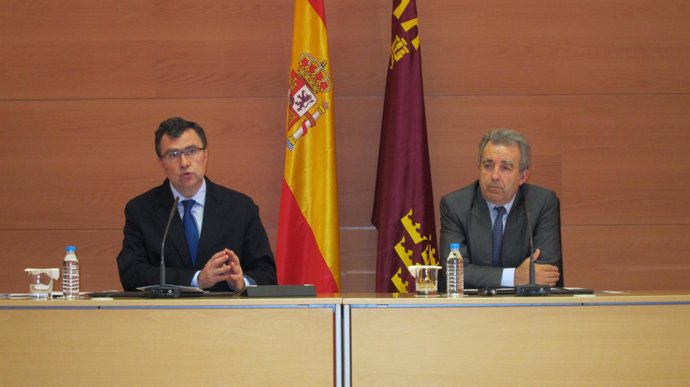 El portavoz del Gobierno regional junto al consejero de Agricultura