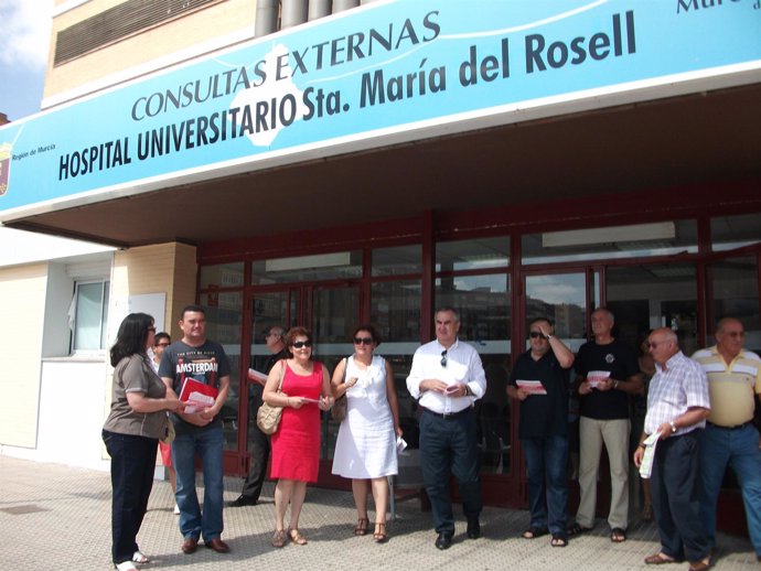 Tovar en la puerta de consultas externas del Hospital del Rosell de Cartagena