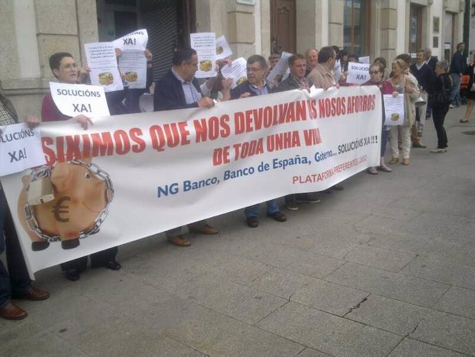 Protesta de afectados por las preferentes ante la oficina central de Lugo