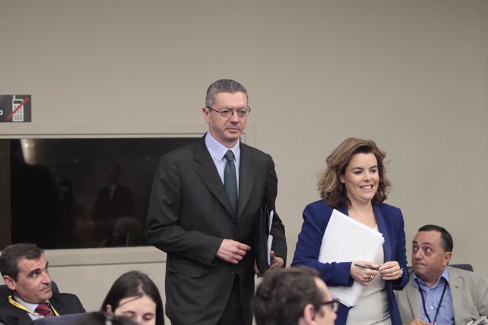 La vicepresidenta del Gobierno, Soraya Sáenz de Santamaría y el ministro de Just