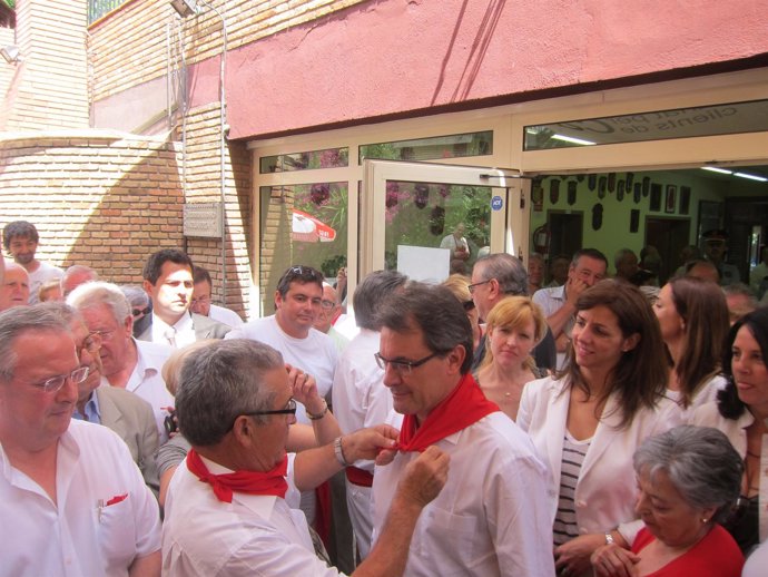 El pte.De la Casa de los Navarros de Bcn V.Verano con Artur Mas 