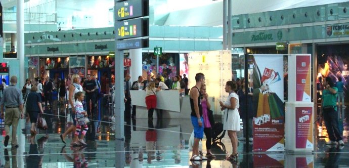 Estand situado para la campaña de descuentos en la T1 del Aeropuerto de El Prat
