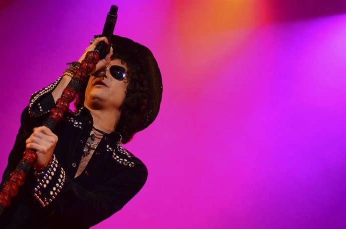 El Cantante Zaragozano Enrique Bunbury Durante Un Concierto