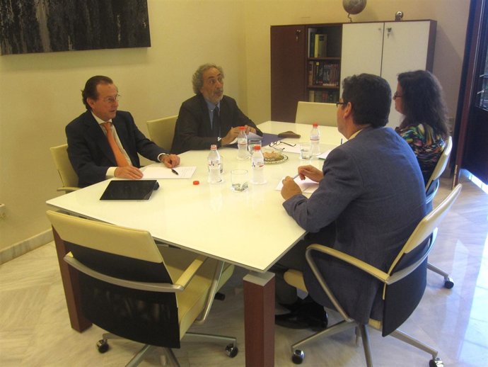 El consejero de Justicia e Interior se reúne con el Defensor del Pueblo Andaluz