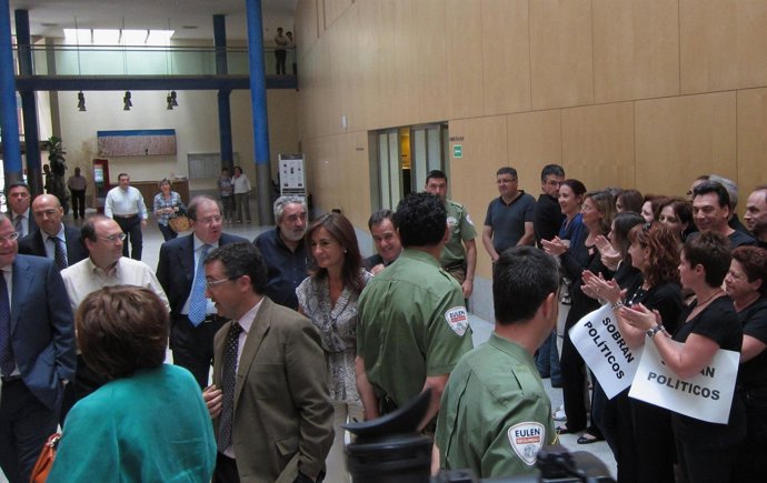 Protesta De Funcionarios En La Consejería De Fomento, A La Llegada De Herrera