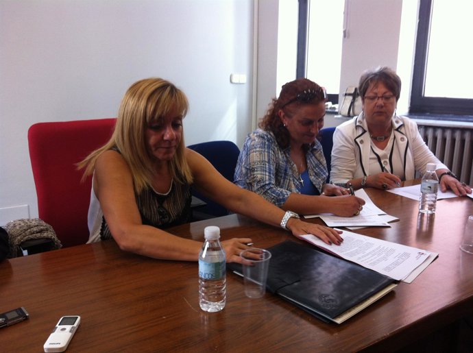 Carrasco firma uno de los convenios del Plan Especial de Empleo