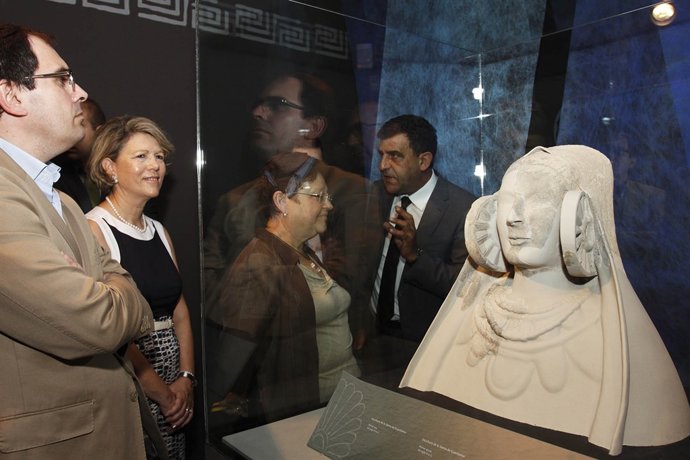 Luisa Pastor en la exposición de la Dama de Guardamar