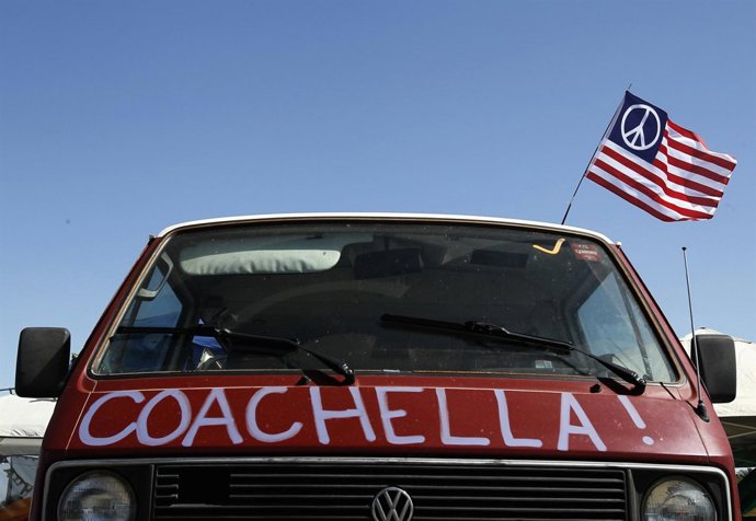Camioneta en la zona de camping del festival de Coachella