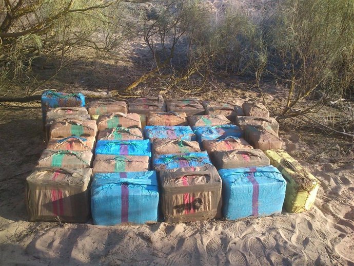 Fardos de hachís incautados en la playa de El Rompido (Huelva).