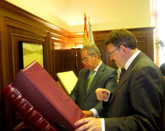 Garrido Muestra Unos Libros Del CJC A Puig