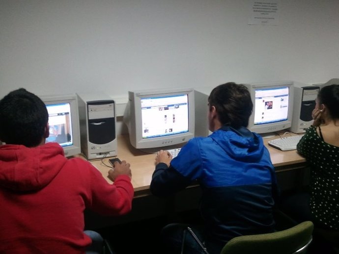 Alumnos Utilizando Redes Sociales