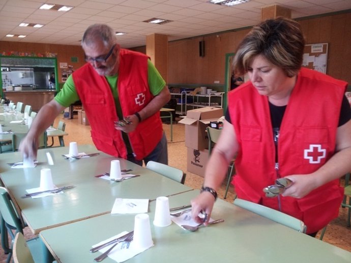 Voluntarios De Cruz Roja En Villar Del Arzobispo (Valencia)