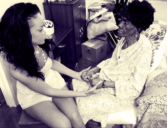Rihanna con su abuela materna, Dolly 