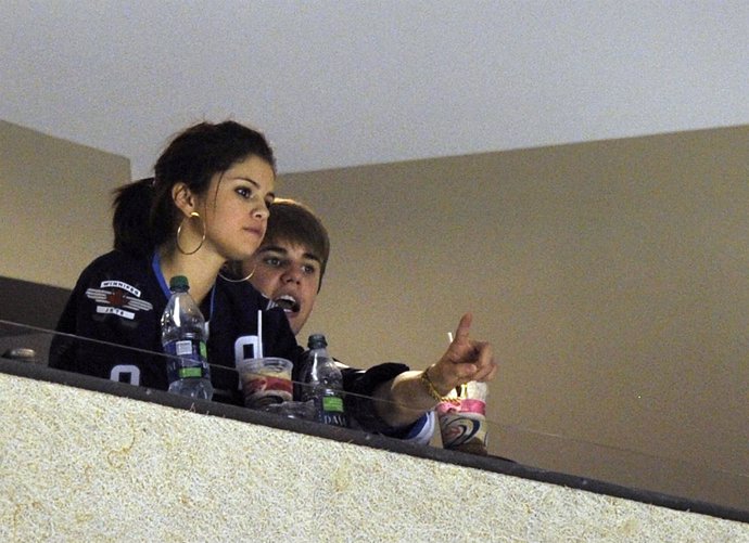 Selena Gomez Y Justin Bieber En El Hockey